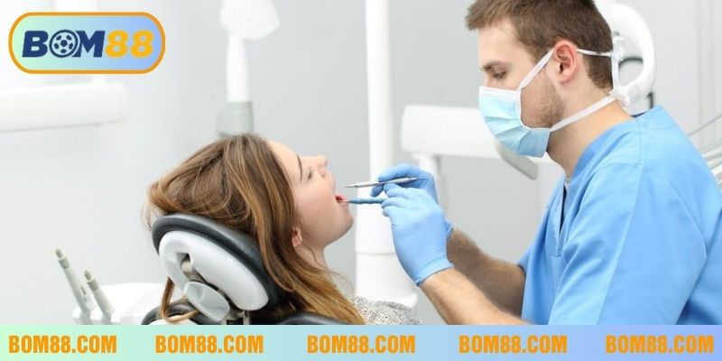 Cẩn trọng với những mối quan hệ xung quanh nên mơ thấy bác sĩ cầm dao, kéo